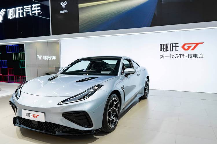 佛山100哪吒汽车在智能汽车领域的表现，领途汽车在新能源汽车市场中的影响力